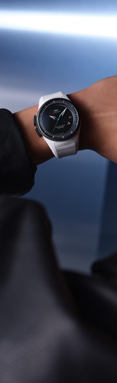 佩戴在手腕上的 IWC 飞行员系列 Venturer Vertical Drive 腕表，黑色表盘，白色表带。