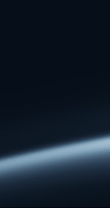 从太空俯瞰地球，呈现行星曲率，深色天空背景下发光的蓝色大气层地平线