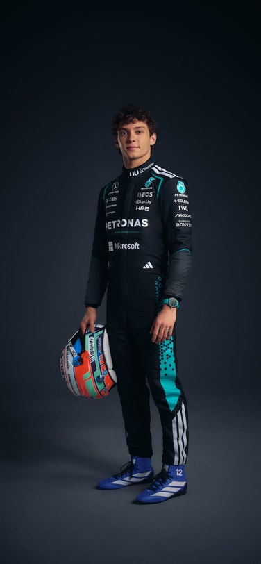 梅赛德斯-AMG马石油F1车队新晋车手安德里亚·“基米”·安东内利（Andrea Kimi Antonelli）佩戴IWC万国表飞行员系列腕表。