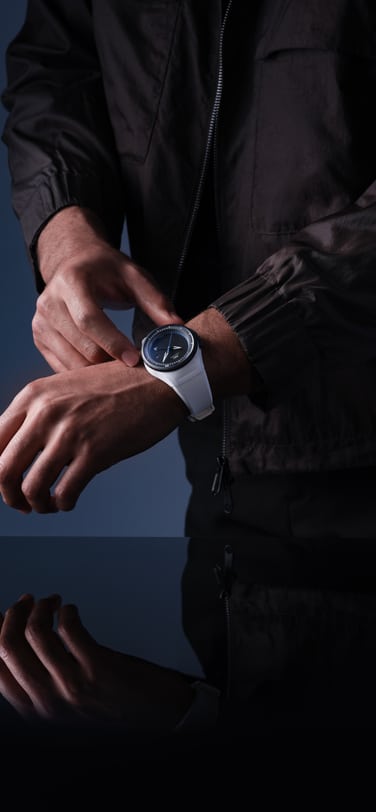 调整手腕上IWC 飞行员系列 Pilot's Venturer Vertical Drive腕表的深色西装人物棚拍肖像