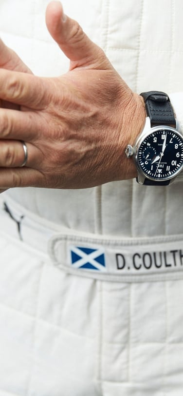 车手大卫·库特哈德佩戴的黑色大型飞行员腕表手腕特写镜头。