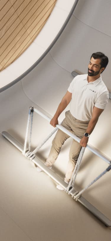 一名男性在空间站内部的微重力环境中锻炼，身后的圆顶窗口可以看到地球表面的景色。