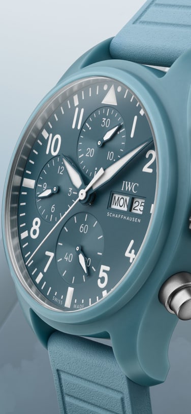 IWC万国表飞行员系列计时腕表41 TOP GUN Oceana特别版,蓝色陶瓷表壳搭配同色表盘,配衬丹宁质感织物嵌面橡胶表带"