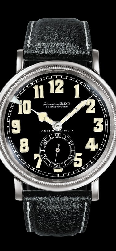 IWC万国表飞行员专用腕表（型号IW436），搭配黑色表盘、银色表壳和黑色皮革表带
