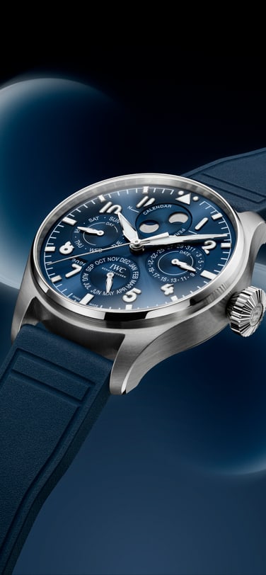 在柔和蓝色大气背景下突显月相功能的大型飞行员万年历ProSet 小王子 (Ref. IW329601)