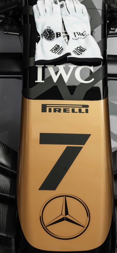 电影中的赛车鼻锥部位，印有IWC万国表、倍耐力（Pirelli）、梅赛德斯（Mercedes）以及虚构车队APXGP的标识
