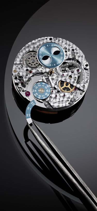 IWC葡萄牙系列万年历腕表44（型号：IW503703）搭载IWC万国表52616型自制机芯，配备地平线蓝表盘