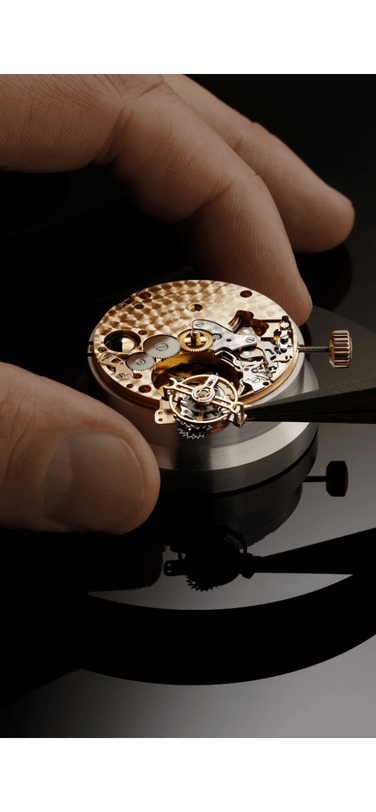 为IWC葡萄牙万年历腕表44(型号:IW503701)装配饰以金质时标的曜石黑表盘