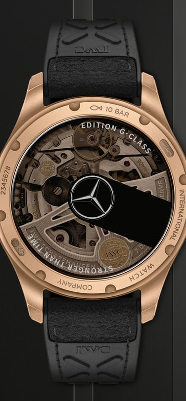 大型飞行员腕表AMG G 63 (型号IW501201) 采用18K Armor Gold®硬金表壳和表冠，搭配黑色表盘以及内嵌微纤维的黑色橡胶表带。