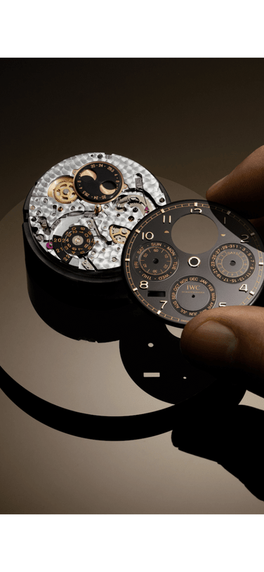 为IWC葡萄牙万年历腕表44(型号:IW503701)装配饰以金质时标的曜石黑表盘