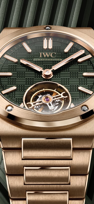 IWC工程师系列陀飞轮腕表41（型号IW345901），搭配绿色纹理表盘与玫瑰金表壳及表链，衬以几何深绿色背景