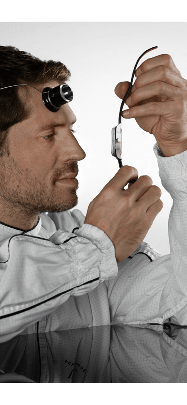 IWC万国表制表师正在对IWC葡萄牙系列永恒历腕