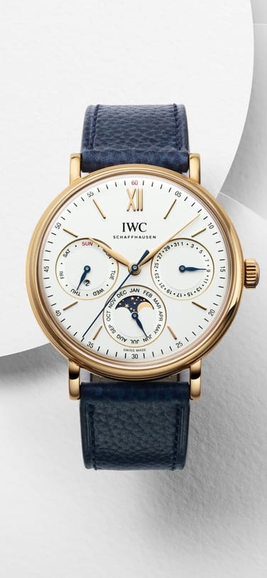 IWC万国表波托菲诺万年历腕表,白色表盘,金质表壳,蓝色表带,白色背景