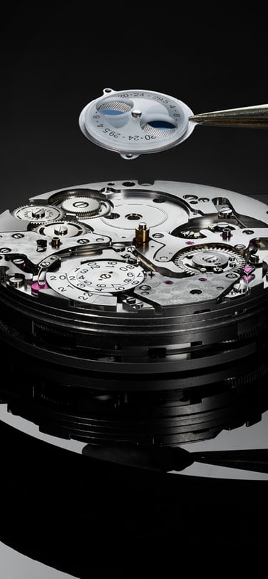 IWC葡萄牙系列永恒历腕表搭载IWC万国表52640型自制机芯，配备标志性Double Moon™双月相显示功能