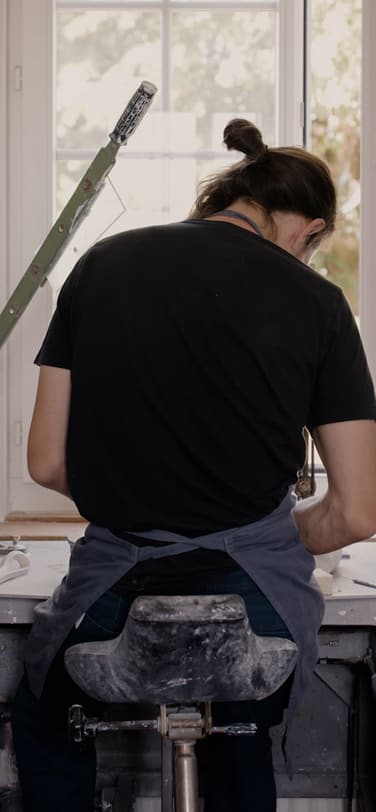 陶瓷艺术家劳林·绍布正在制作一件月亮罐的半坯体。