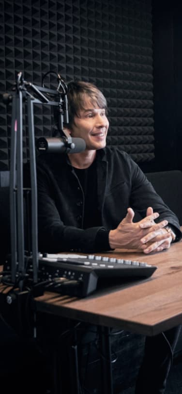 布莱恩·考克斯和沙夫豪森IWC万国表首席执行官克里斯托弗·格莱恩格-海尔（Chris Grainger-Herr）在播客录制期间