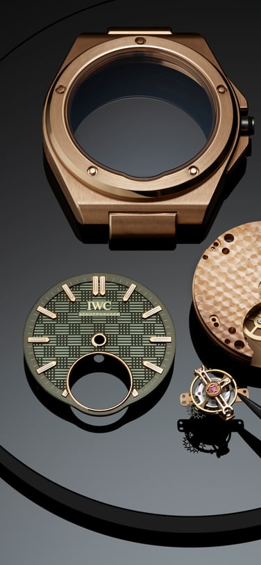 制表师组装过程中摆放的IWC 工程师系列陀飞轮41 (Ref. IW345901) 金色表壳、表盘和机芯组件