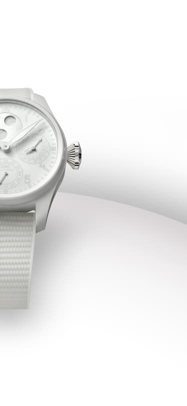 明亮背景上白色表盘和橡胶表带的IWC 大型飞行员万年历Ceralume® (Ref. IW505801) 日光下正面视图