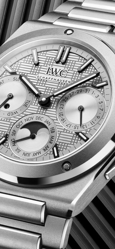 几何条纹背景上搭配灰色表盘和一体式钛金属表链的钛金属IWC 工程师系列万年历41