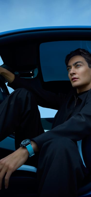 乔治·拉塞尔坐在车里，戴着飞行员系列计时表41乔治·拉塞尔腕表