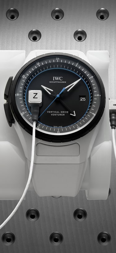 一款配备黑色表盘和白色橡胶表带的腕表正在进行太空飞行测试和认证。