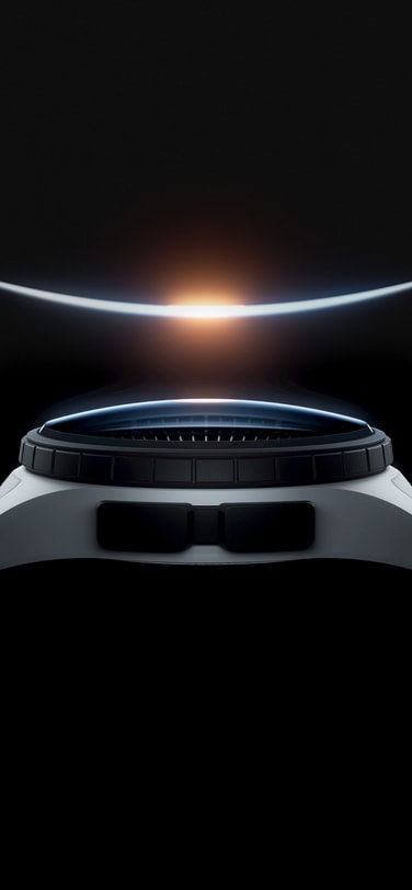 一款太空认证机械腕表，采用白色表壳与白色表带，搭配黑色表圈与黑色按钮，深色背景中有一道宛若地球日出的夜光弧线。