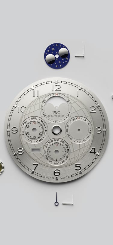 表盘上镌刻有倾斜的地球仪图案