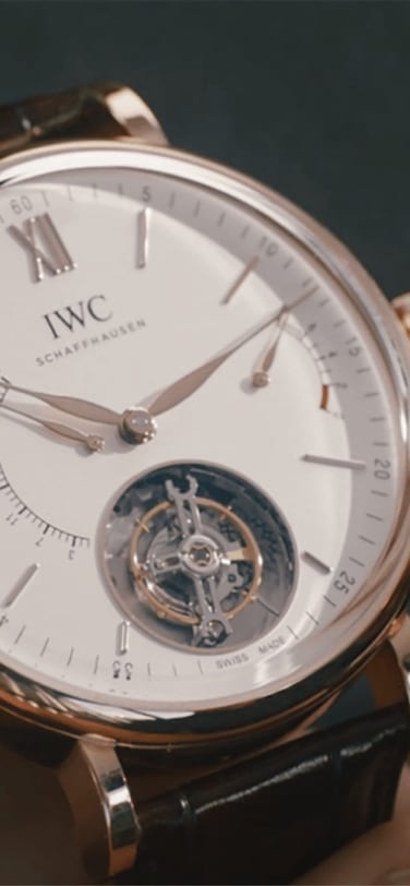 该特写图显示正在为柏涛菲诺系列手动上链陀飞轮逆跳腕表上弦