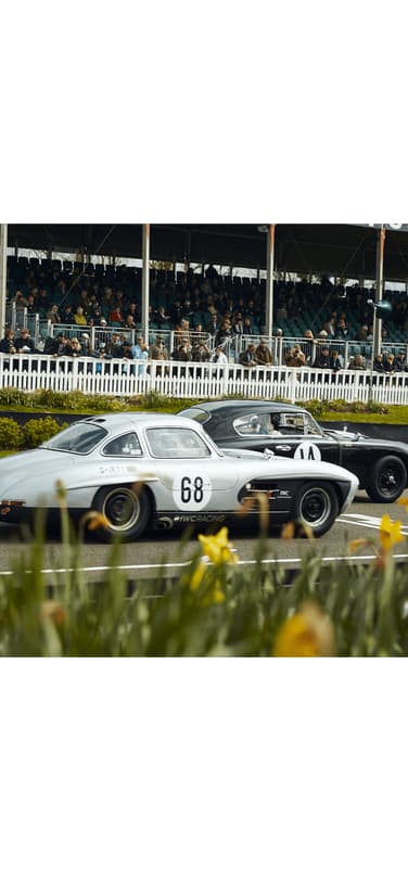 带有数字68的银色梅赛德斯-奔驰300 SL“鸥翼”亮相2019年古德伍德会员会议。