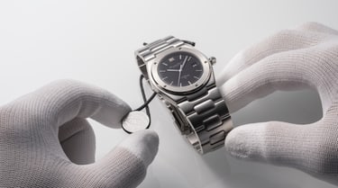 佩戴白手套的双手手持获得“IWC万国表·鉴藏真品”认证的工程师SL腕表。