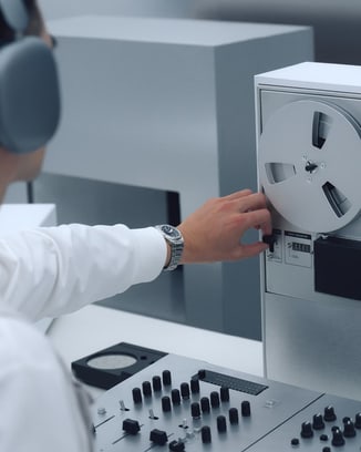 远见者俱乐部成员在工作室中钻研各类制表材质。