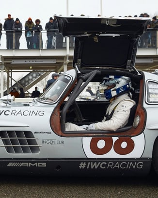 一辆银色梅赛德斯-奔驰300 SL“欧翼”停在赛道上。