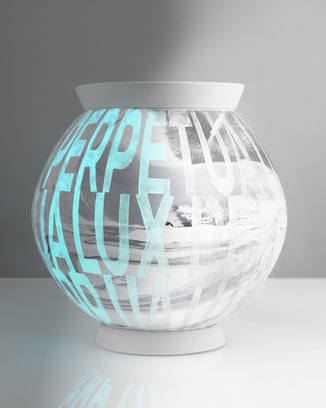 白色Ceralume®夜光瓷月亮罐，其上“LUX PERPETUA”字样区域呈现明亮蓝色夜光效果