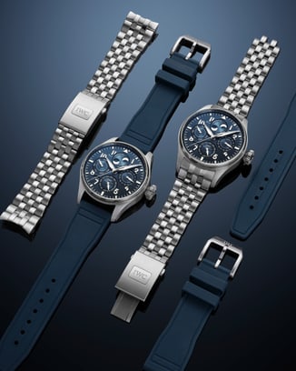 并排展示的两款IWC 大型飞行员腕表，呈现精钢表链和蓝色橡胶表带选择