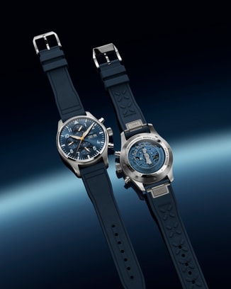 在唤起夜空感觉的深色大气背景上展示的两款IWC 飞行员系列计时腕表